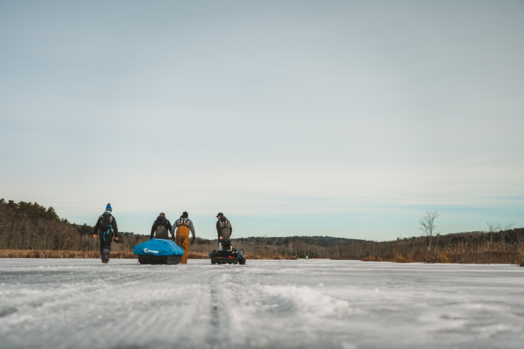 CLAM 12592 Tente de pêche sur glace en polyester durable Housse de voyage  pour Voyager, aventure, toundra, thermique XL, grands modèles de traîneau  nordique, bleu : : Sports et Plein air